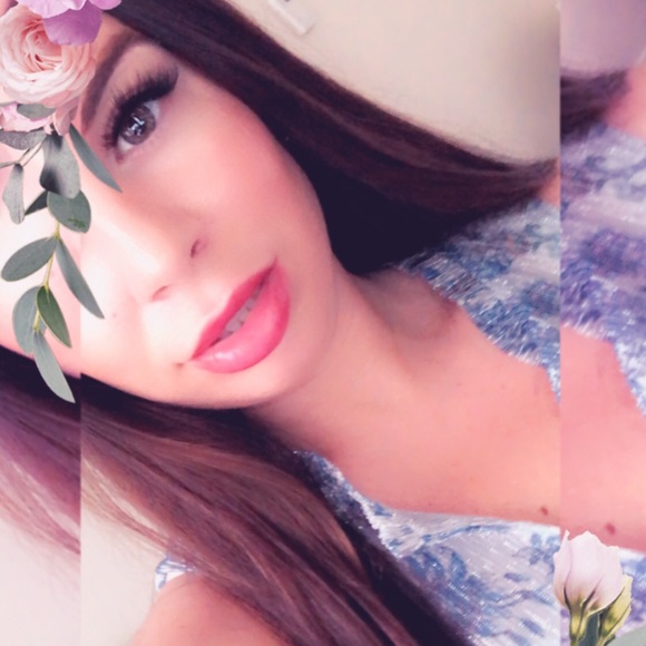 Meet your Posher, Lauren💋 - Picture 3 of 4